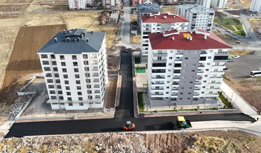 Sivas'ta yeni yollar açıldı! Ahmet Turan Gazi Mahallesi'nde yol ve asfalt atağı başladı.