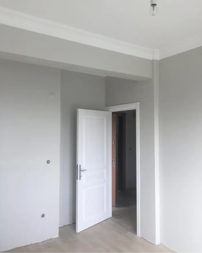 Polisan Masum Gri Ile Boyanan Ev